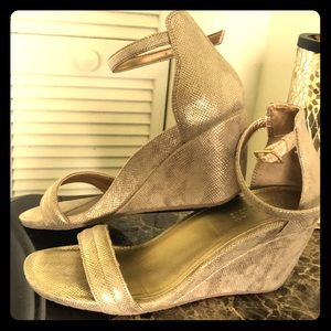 Super cute gold/sliver low wedges.